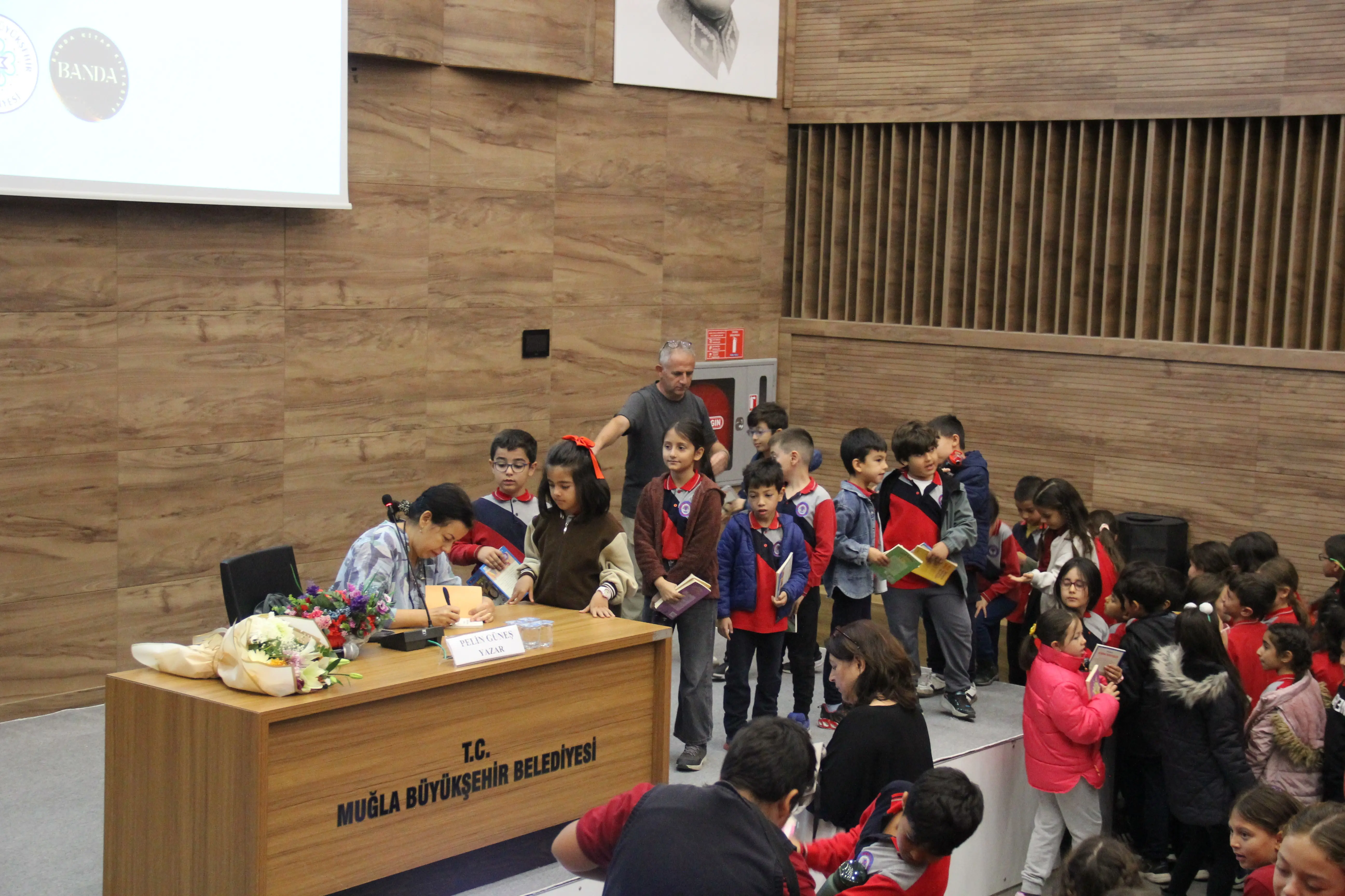 Büyükşehir, Yazar Pelin Güneş’i Minik Okurlarla Buluşturdu