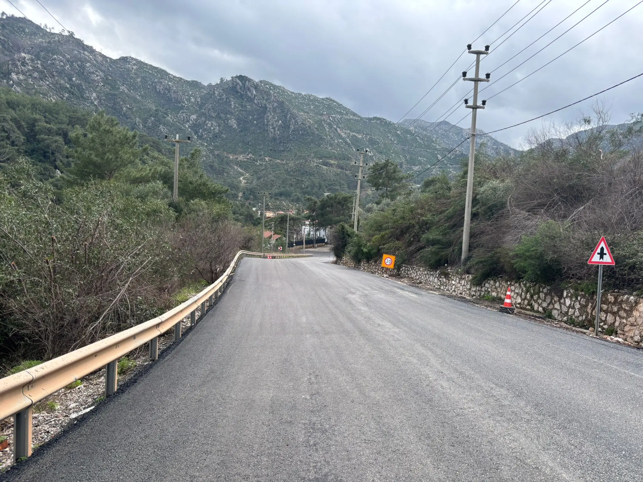 Büyükşehir, İçmeler–Asparan–Turunç Yol Ayrımını Yeniledi